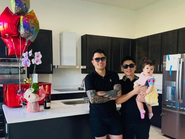 Cuộc sống của nam ca sĩ Việt và bạn đời đồng giới ở Mỹ: Đã có con, biệt thự và siêu xe