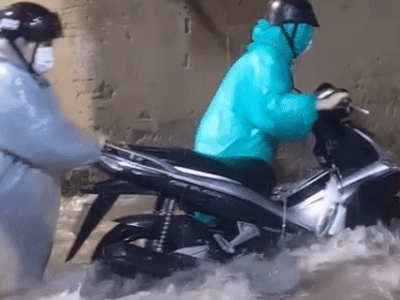 Mưa xối xả trong đêm, nhiều tuyến phố ở Đà Nẵng chìm trong nước