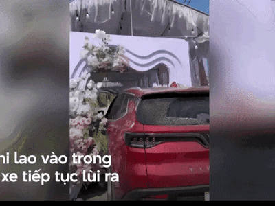 Mâu thuẫn cá nhân, điều khiển ô tô đâm đổ cổng hoa rạp cưới nhà hàng xóm