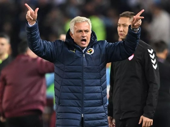 Fenerbahce thắng trận, Jose Mourinho đăng clip mắng trọng tài là 'trẻ con'