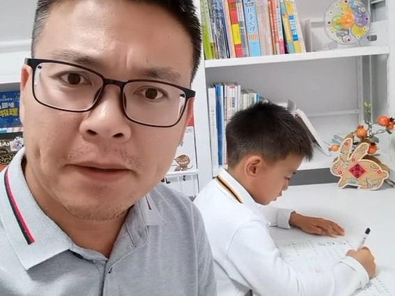 Bố bị cô giáo gọi điện mắng vốn vì con học quá dốt, nhìn 'tấm bìa' trong tay anh, ai cũng cười chảy nước mắt