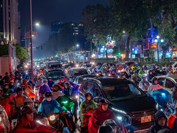 Kẹt xe khủng khiếp ở Hà Nội vào giờ tan tầm, người dân chôn chân dưới mưa lạnh