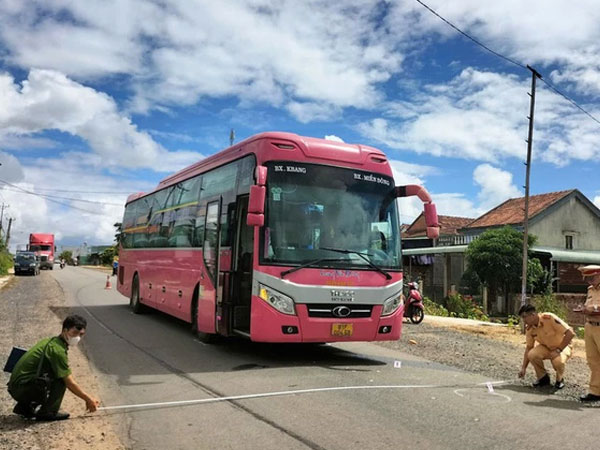 Clip: Học sinh lớp 4 qua đường bị xe khách tông tử vong