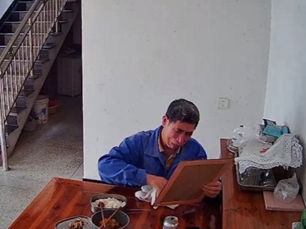 Con gái đi làm ăn xa gửi đồ cho bố dượng, camera ghi lại cảnh khiến nhiều người chảy nước mắt