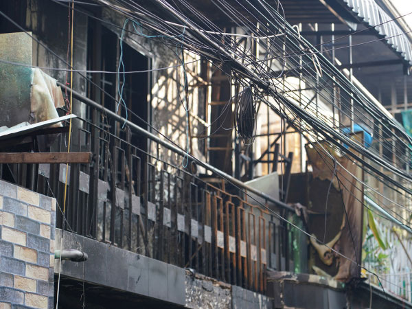 Lửa bùng lên kèm tiếng nổ trong căn nhà, hai chị em gái 16 và 8 tuổi mắc kẹt tử vong