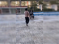 Đâm vỡ tường gương vì nhầm là đường giao thông