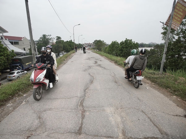 Người dân 'hồn nhiên' đi trên đê Yên Nghĩa đang sụt lún bất chấp lệnh cấm