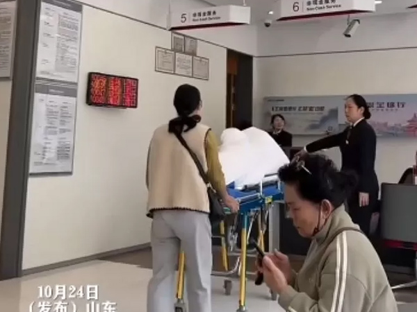 Muốn chuyển tiền, người đàn ông phải đến ngân hàng trên giường bệnh nhân nặng để xác nhận danh tính