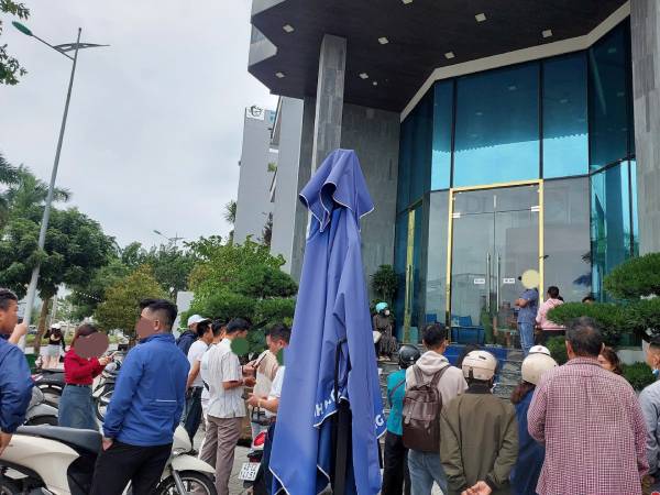 Nghi công ty trả lãi gần 50%/năm 'vỡ nợ', nhà đầu tư quây kín trụ sở ở Đà Nẵng