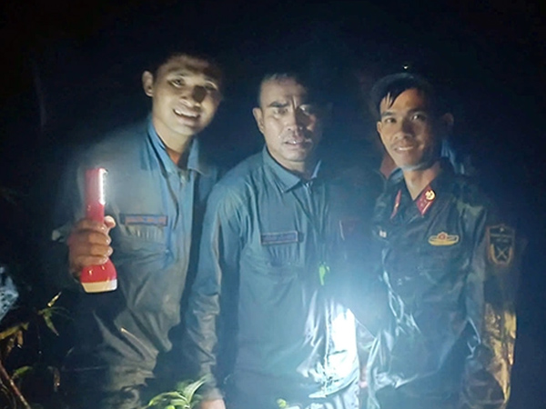 Vụ tai nạn máy bay quân sự: Hai phi công được đưa ra khỏi rừng
