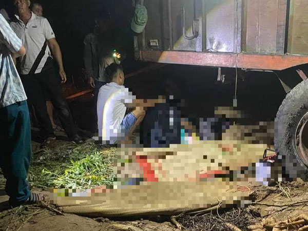Vụ 6 người trú mưa ở gầm máy kéo, 2 người bị cán chết: 'Tình tiết rất vô lý là xe tự nổ máy'