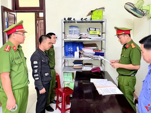 Bắt phó ban chỉ huy quân sự xã nhận tiền giúp 10 người hoãn nhập ngũ