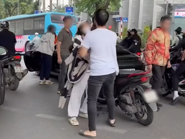 Xe máy va chạm Porsche trên phố Hà Nội, 2 tài xế lao vào đánh nhau: Hé lộ camera hành trình
