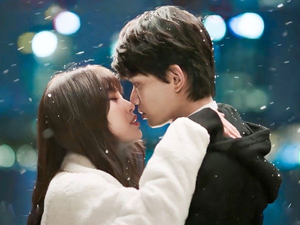 Phim Hoa ngữ chiếu 3 năm đột nhiên hot rần rần: Cặp chính yêu từ hiện đại tới cổ trang gây sốt MXH