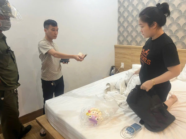 Nam thanh niên tá hỏa sau khi chở bạn gái đi mua sắm