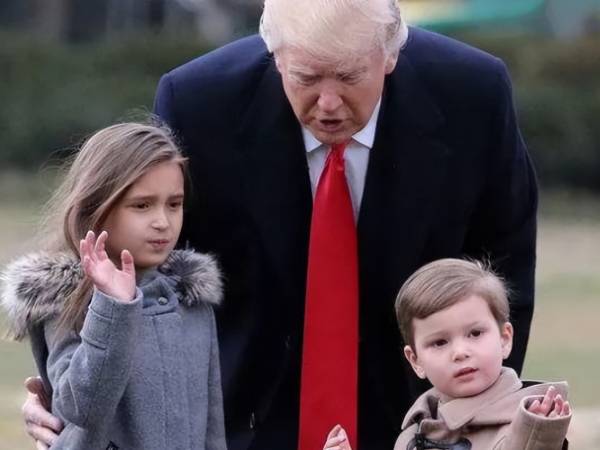 Bức ảnh khiến ông Donald Trump nhận 'cơn mưa' lời khen về cách dạy dỗ con cháu