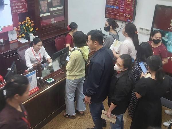 Giá vàng 'lao dốc', tiệm vàng ngừng mua vào, bán không giới hạn