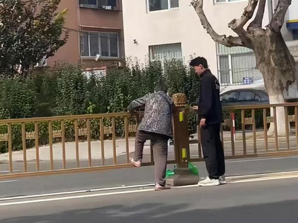 Bức ảnh nam sinh và cụ già giữa đường thổi bùng tranh cãi: Dạy con tử tế trong trường hợp này là hại con
