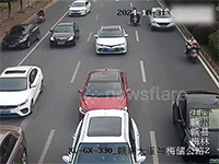Hai cô gái suýt mất mạng trên cao tốc khi gặp chiếc xe mở cửa một cách bất cẩn