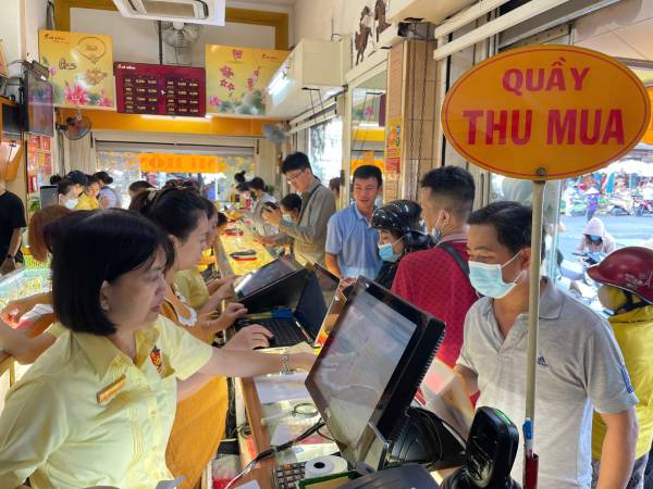 Giá vàng bật tăng sau 1 ngày lao dốc, người dân lại ồ ạt đi mua vào