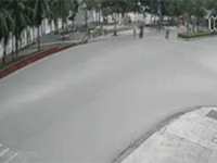 Thót tim khoảnh khắc nam sinh lớp 10 chạy xe máy tông vào cụ ông đi xe đạp ở Thanh Hoá: Camera an ninh ghi lại gì?