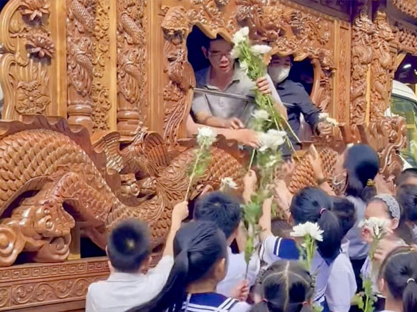 Xúc động hình ảnh học sinh và người dân Vũng Tàu đưa tiễn 2 chị em tử vong trong vụ cháy