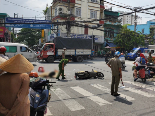 Người mẹ chở con gái đi học về bị xe bồn cán tử vong ở TP.HCM: Chồng nạn nhân khóc nấc tại hiện trường