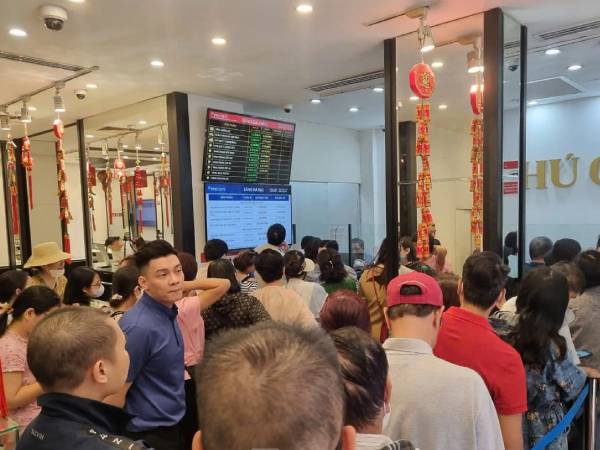 Người Hà Nội chen chúc đi mua vàng