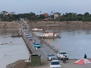 Xe bán tải vượt ẩu, lấn làn khi đi qua cầu phao Phong Châu