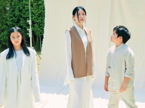 'Quốc bảo nhan sắc' Lee Young Ae gây bão với màn khoe mặt mộc tuổi U60 tại ngày hội ở trường học con trai