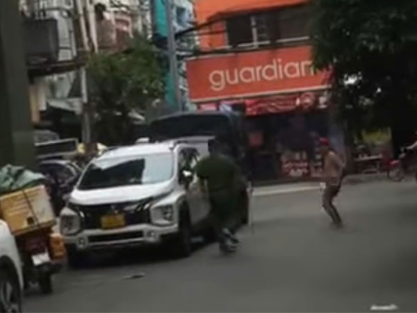 CLIP: Người đàn ông có biểu hiện bất thường cầm cây gỗ tấn công công an ở TP HCM