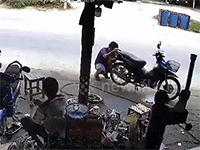 Thợ sửa xe máy gặp tai nạn khi đang ngồi làm việc bên đường