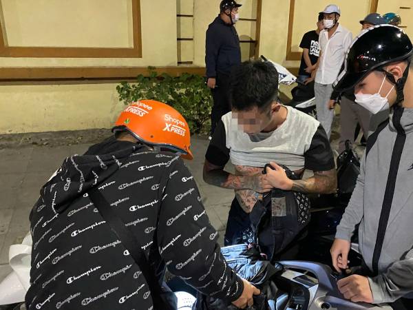 Chàng trai, cô gái xa lạ lên TikTok rủ nhau đi 'cháy phố' xuyên đêm