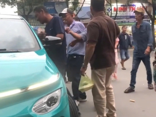 Thực nghiệm hiện trường vụ 4 người hành hung tài xế tại Bệnh viện TP Thủ Đức