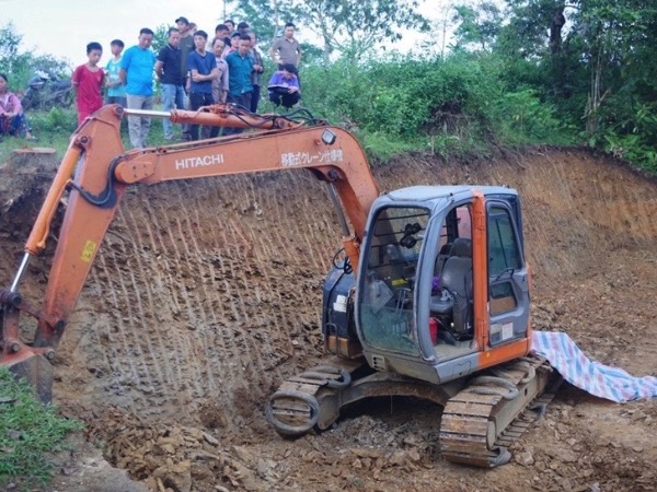 Khởi tố người lái máy xúc khiến 1 cháu bé tử vong