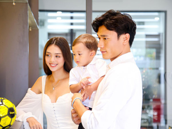 Lộ ảnh vợ mẫu tây Bùi Tiến Dũng qua cam thường, nhan sắc liệu có khác xa ảnh tự đăng xinh đẹp như thiên thần?