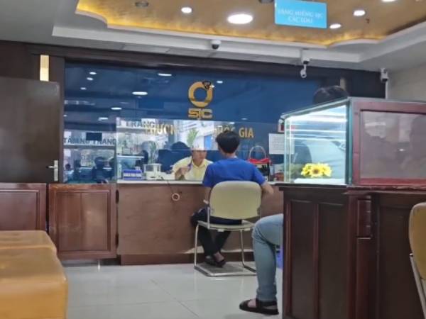 Hình ảnh bất ngờ tại Công ty vàng SJC khi giá vàng miếng lao dốc