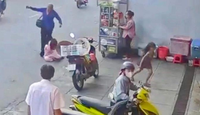 Vụ bé gái bị mẹ đánh giữa đường: Vô cảm đến lạnh người!
