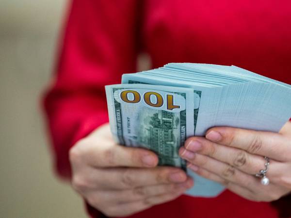 Giá USD ngân hàng tiếp đà suy yếu