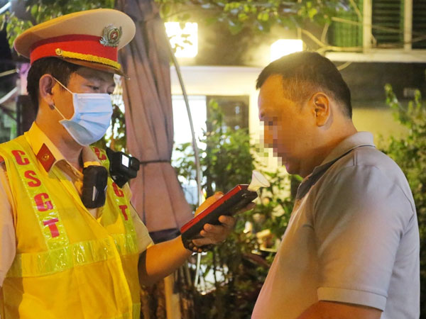 Né kiểm tra nồng độ cồn, tài xế lao xe vào quán cà phê