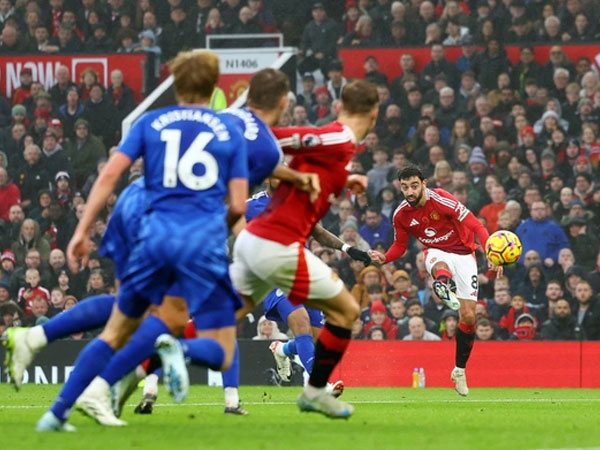 Van Nistelrooy thắng trận cuối tạm quyền, Man United áp sát Top 10 Ngoại hạng Anh