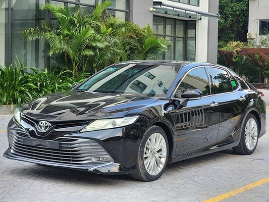 Toyota Camry 'full option' chạy 3 năm chỉ 900 triệu ở Hà Nội