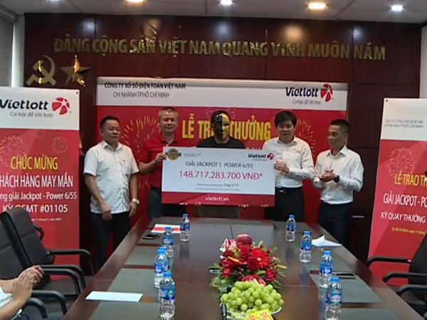 Mua vé số Vietlott chỉ 20.000 đồng, một người ở TP HCM trúng giải gần 149 tỉ đồng