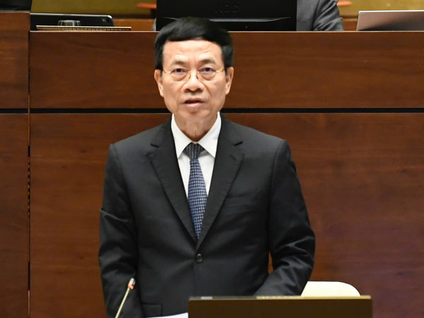Bộ trưởng Nguyễn Mạnh Hùng: 'Tôi đi thay kính họ cũng hỏi tên gì, nhà ở đâu, làm nghề gì'