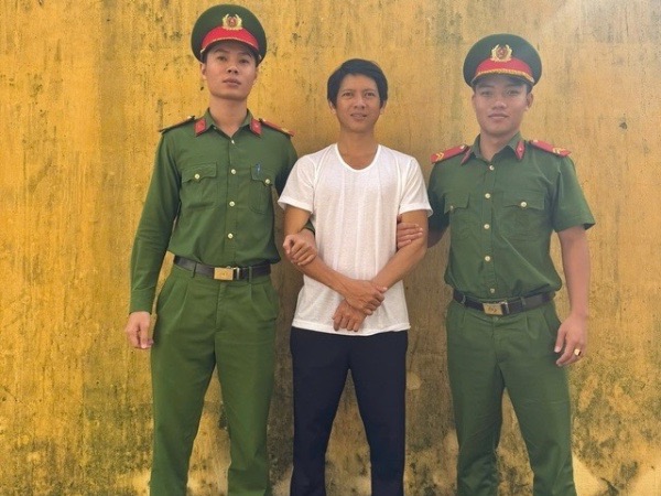 Bắt khẩn cấp kẻ ôm can xăng dọa giết mẹ con người tình cũ
