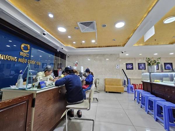 Giá vàng giảm sâu, diễn biến 'lạ' tại các điểm mua bán
