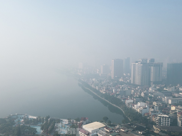 Bầu trời mịt mù, tại Tây Hồ ghi nhận mức ô nhiễm không khí cao