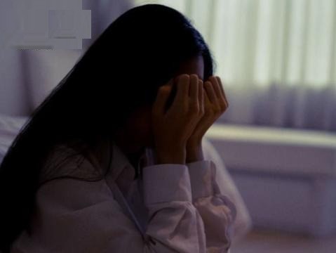 Mẹ đơn thân Hà Nội thương con học muộn nên nhắc đi ngủ sớm, ai ngờ lại nghe được lời này, bất lực chỉ biết ôm mặt khóc