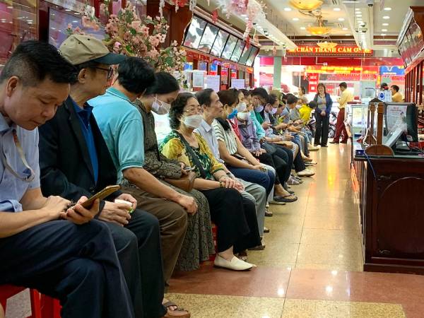 Giá vàng tụt mạnh về sát 80 triệu/lượng, tiệm vàng mạnh tay 'xả hàng'