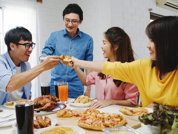 Bạn thân khoe lương trăm triệu/tháng, có xe ô tô bạc tỷ, tôi chỉ nhẹ nhàng kéo tay áo, để lộ một thứ nho nhỏ mà bạn cứng họng